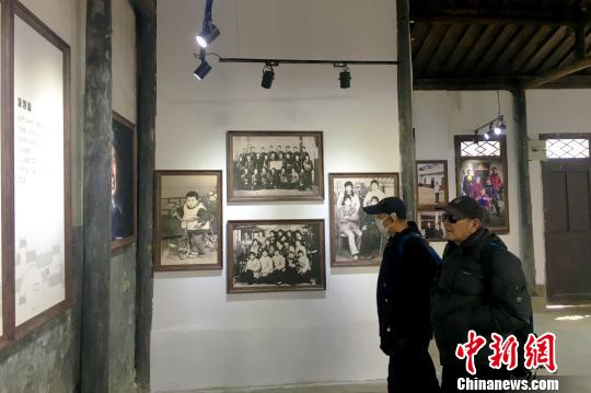 2月4日，“中國？三河攝影小鎮(zhèn)”揭牌儀式暨“一莊，一城，蝶變40年”主題攝影展在安徽省肥西縣三河古鎮(zhèn)舉行。 張強(qiáng) 攝