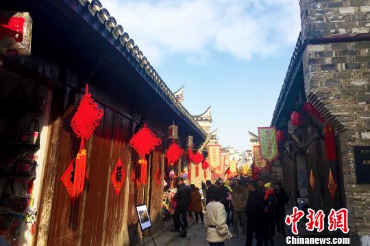 2月4日，“中國？三河攝影小鎮(zhèn)”揭牌儀式暨“一莊，一城，蝶變40年”主題攝影展在安徽省肥西縣三河古鎮(zhèn)舉行。 張強(qiáng) 攝