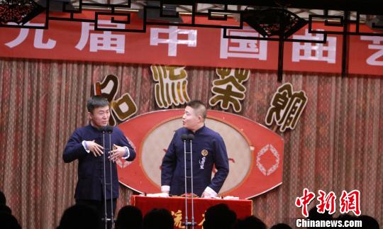 青年相聲演員在表演中。 張道正 攝