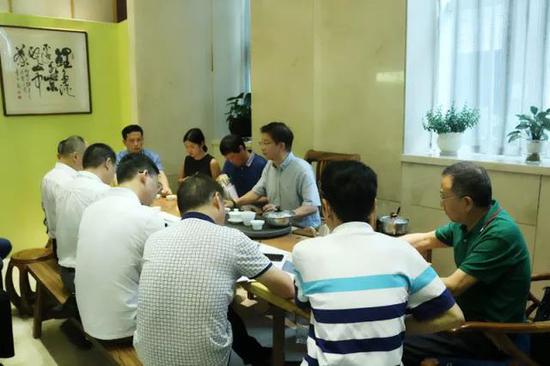 ▲寧德市各區縣茶葉管理局負責人合議本屆茶博會展位安排