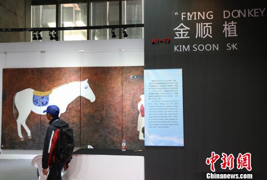 韓國參展企業展位前，一位游客正在欣賞作品。　姜濤 攝