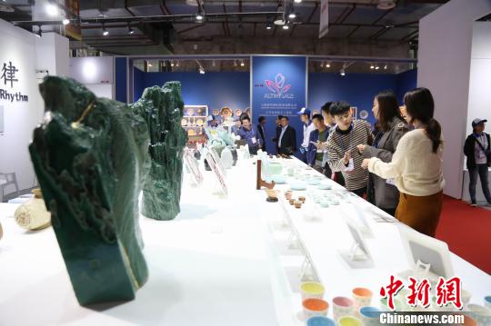 國際館內一家外國參展商展位前，不少民眾駐足欣賞。　姜濤 攝