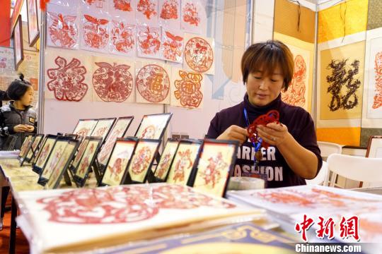 工藝名匠現(xiàn)場展現(xiàn)才藝，傳授技能。　任夢雪　攝