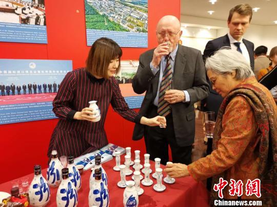 中德兩國來賓在招待會上品嘗中國汾酒。　鐘欣 攝